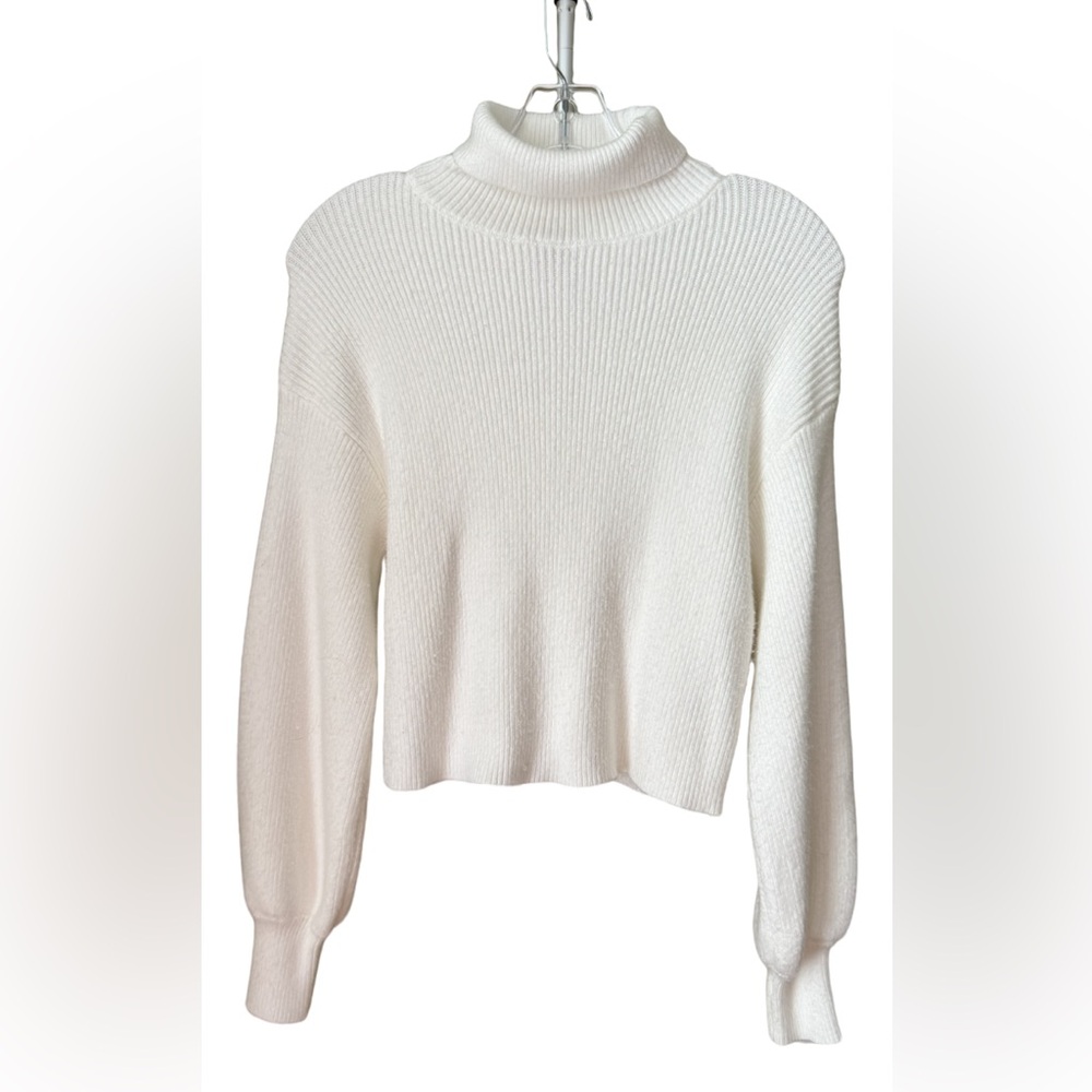 MIAMI SZ MEDIUM LIKE NEW WHITE COZY CROPPED SWEATER